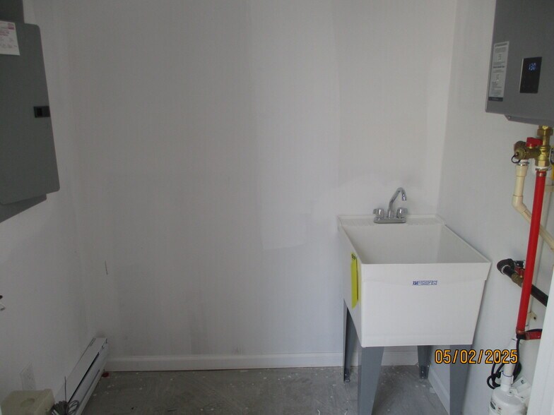 More Photos Of 67 Woodside Pl, Newark Flex For Lease