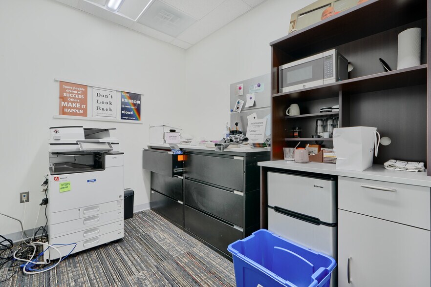 More Photos Of 11 Center Pl, Dundalk Office For Sale