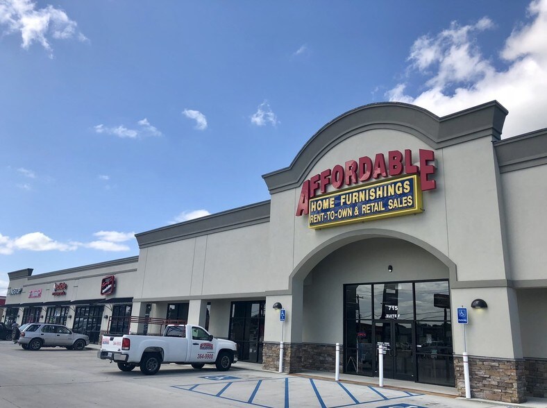 Primary Photo Of 684-762 E Admiral Doyle Dr, New Iberia Storefront For Lease