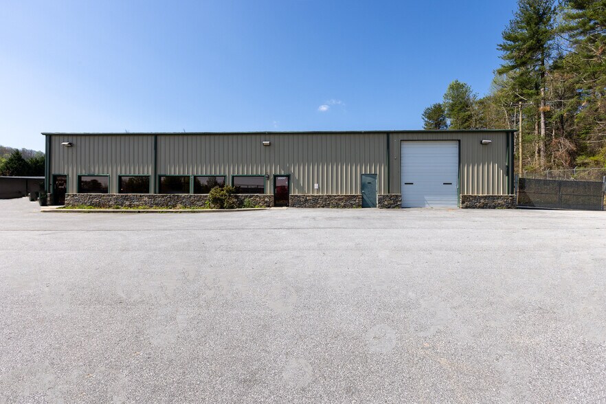 More Photos Of 2997 Spartanburg Hwy, East Flat Rock Warehouse For Sale
