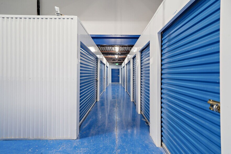 More Photos Of 403-409 Rue Saint-Roch, Montréal Warehouse For Lease