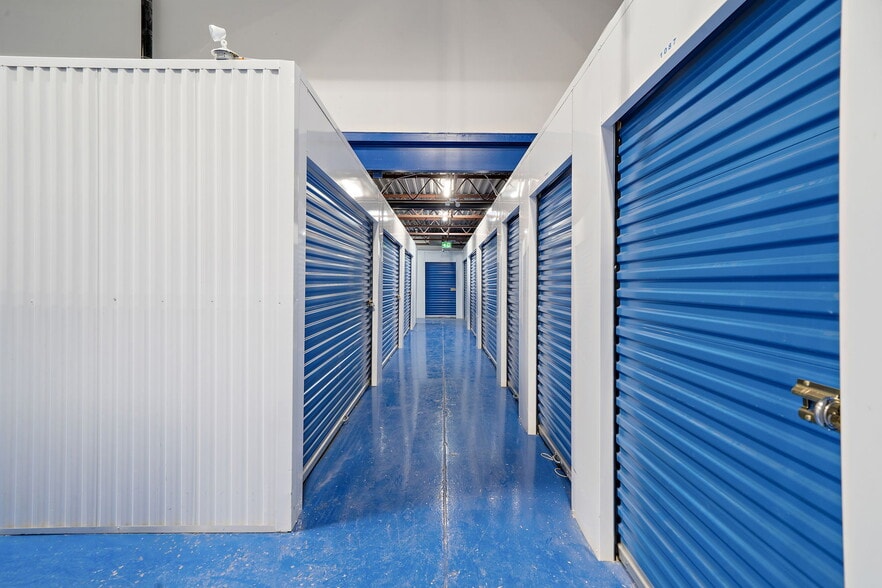 More Photos Of 403-409 Rue Saint-Roch, Montréal Warehouse For Sale