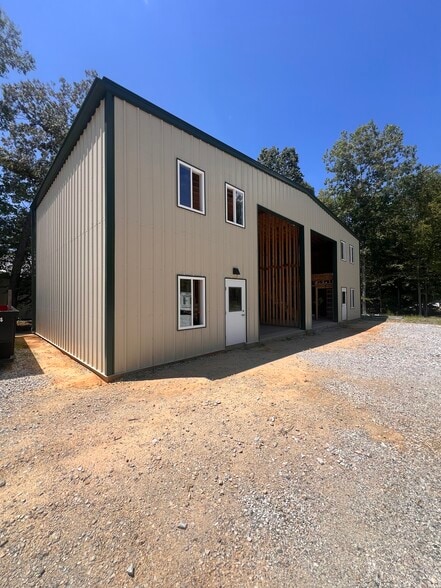 More Photos Of 138 Tewning Rd, Williamsburg Light Distribution For Lease