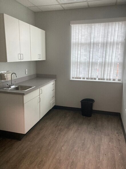 More Photos Of 3510 Clinton Pl, Lawrence Medical For Lease