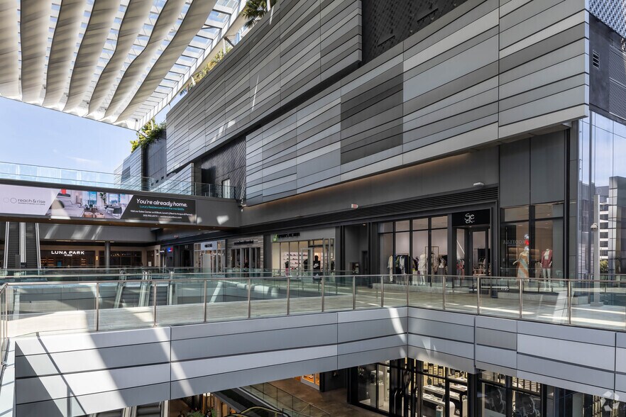 More Photos Of 98 SE 7th St, Miami Office For Lease