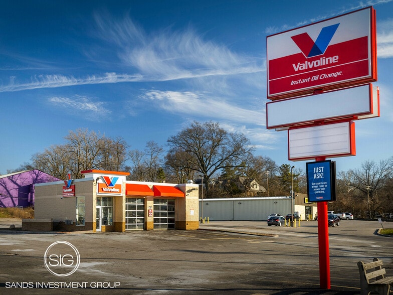 Primary Photo Of 6650 Hamilton Ave, Cincinnati Service Station For Sale
