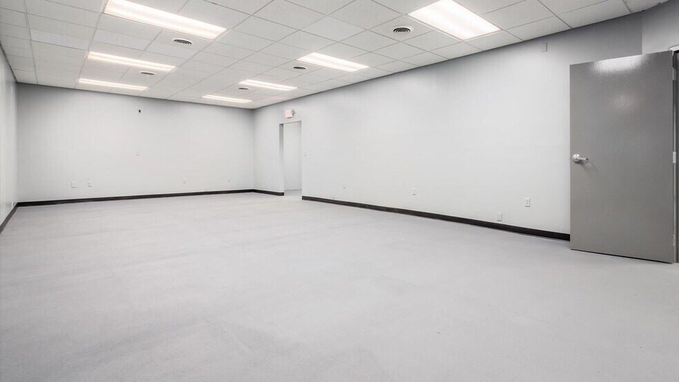 More Photos Of 1101 Woodlawn Ave, Cambridge Warehouse For Sale