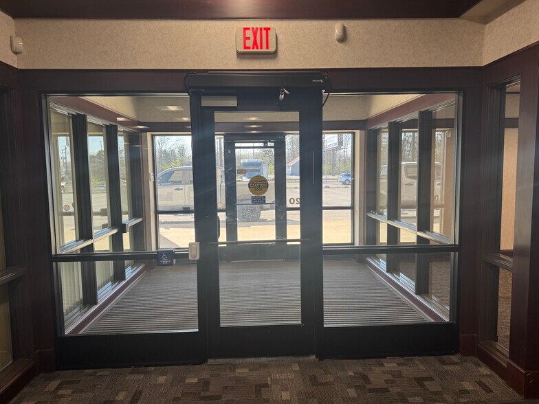 More Photos Of 1818-1820 N Coliseum Blvd, Fort Wayne General Retail For Lease