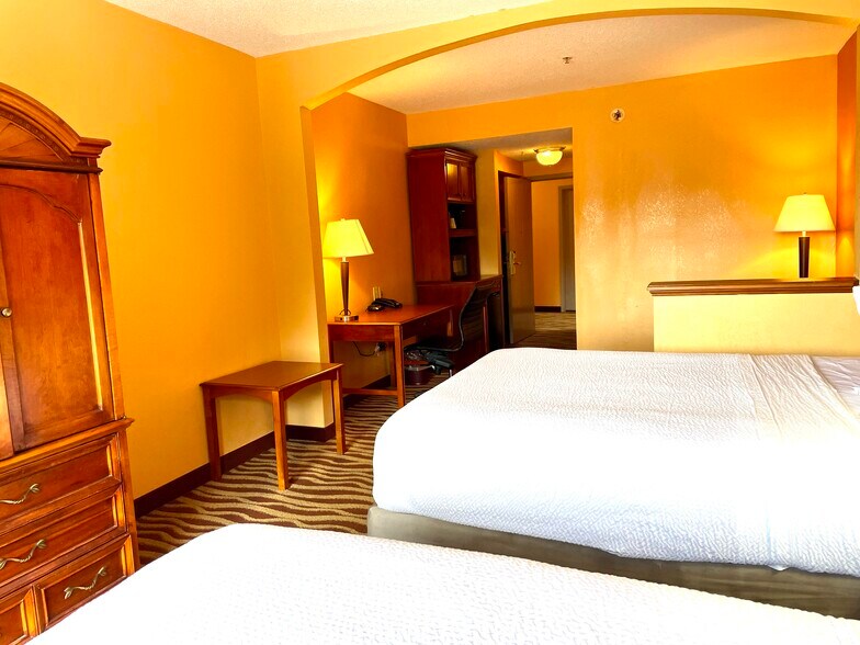 More Photos Of 1606 Central Ave, Albany Hotel For Sale