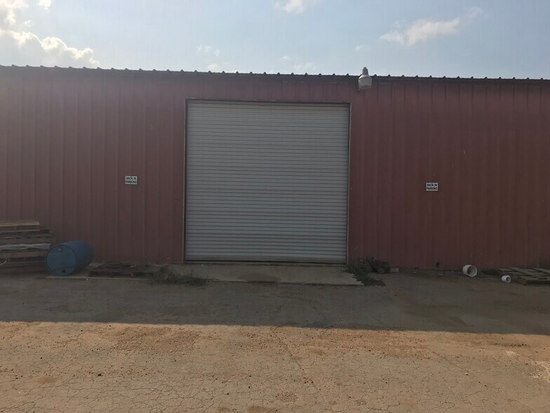 More Photos Of 800 W Fm 117, Dilley Warehouse For Lease