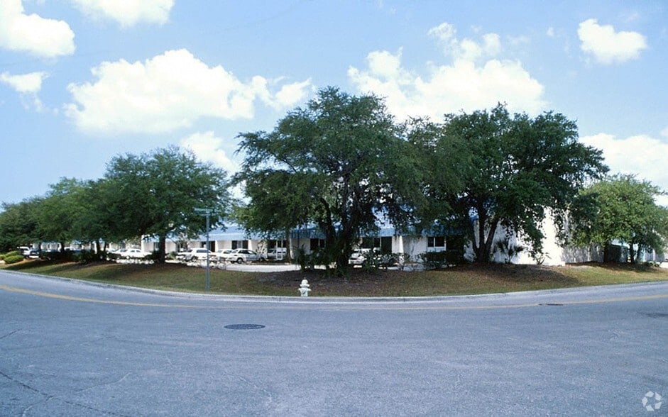 More Photos Of 1743 Independence Blvd, Sarasota Light Distribution For Lease