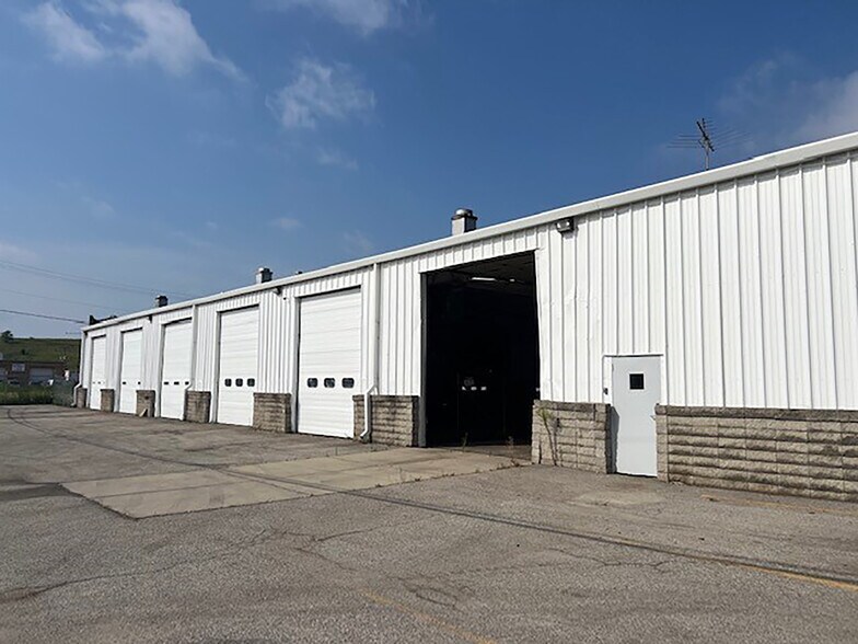 Primary Photo Of 2375 E Oakton St, Arlington Heights Service For Lease