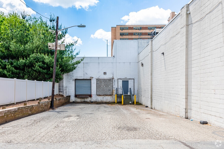 More Photos Of 1600 E Saint Georges Ave, Linden Unknown For Lease