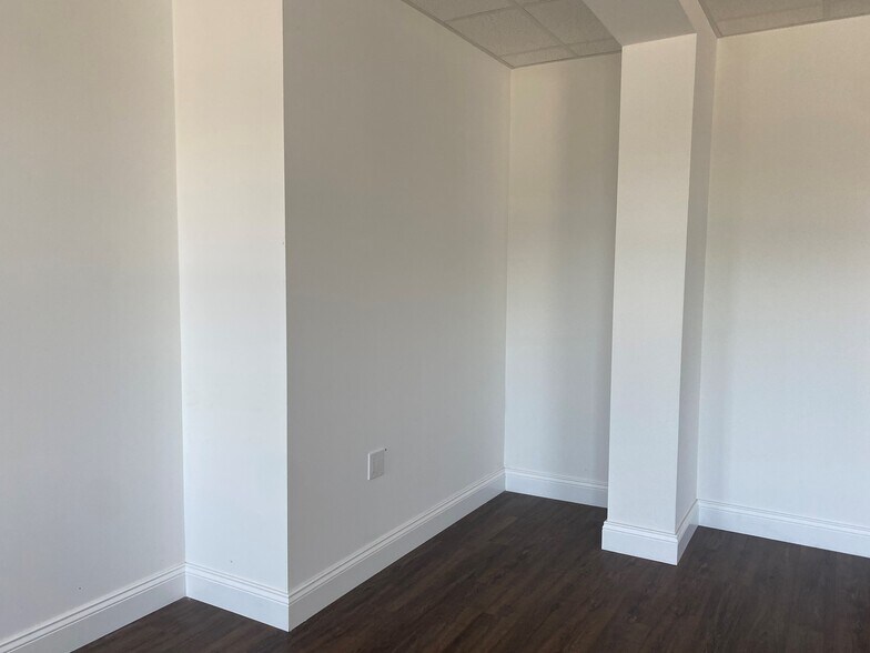 More Photos Of 1909 Great Neck Rd, Copiague Freestanding For Lease