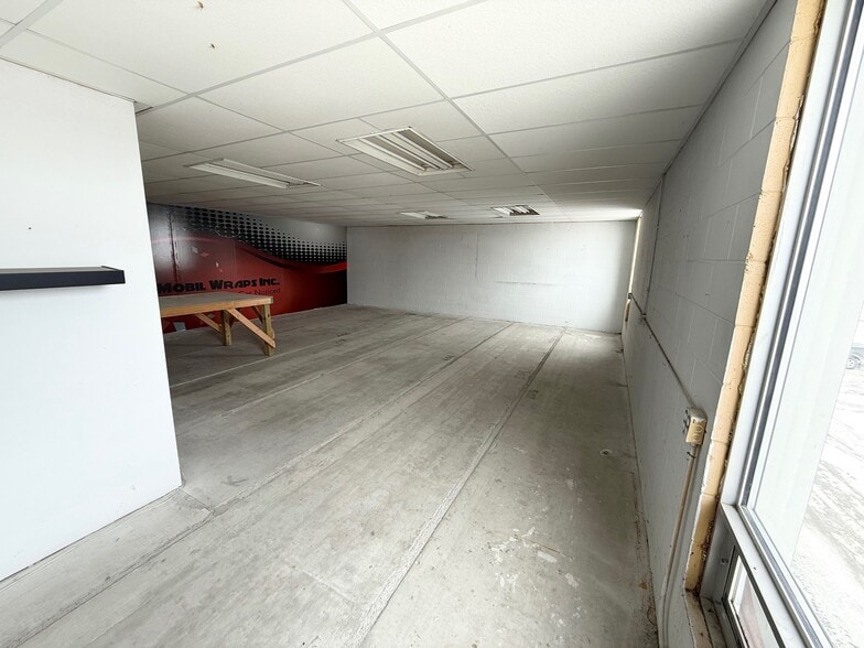 More Photos Of 1033 Pattullo Ave, Woodstock Industrial For Sale
