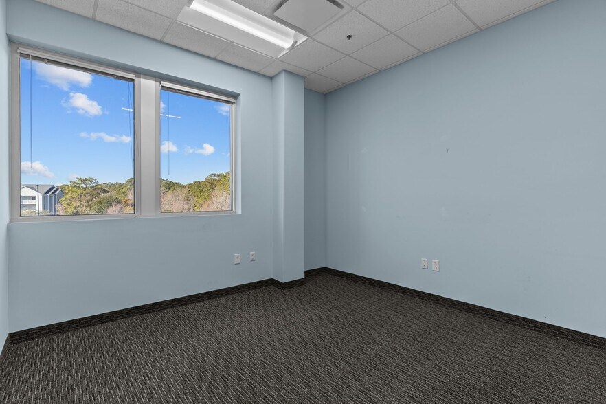 More Photos Of 6740 Rock Spring Rd, Wilmington Office For Lease