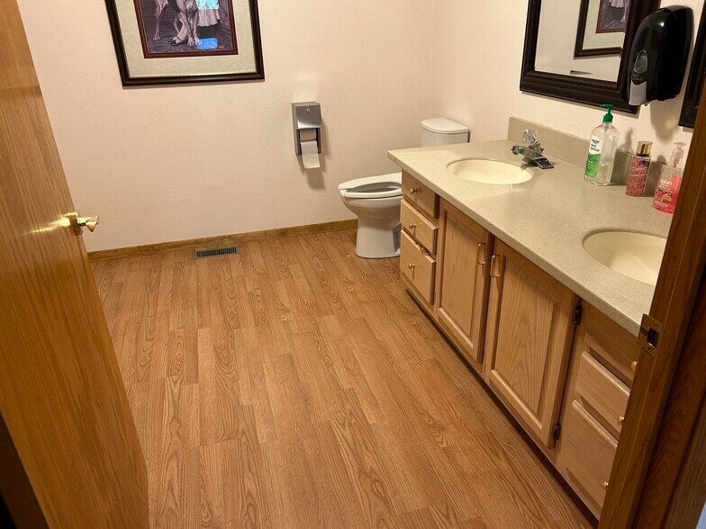More Photos Of 335 Wycoff Dr, North Sioux City Medical For Sale