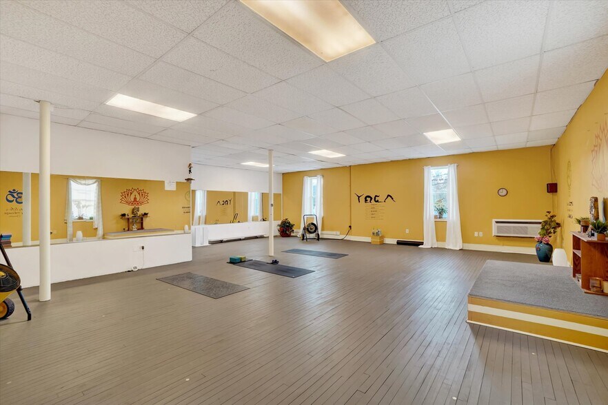 More Photos Of 1638 E Market St, York Flex For Sale