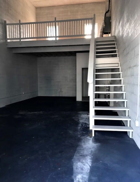 More Photos Of 958 Service St, West Palm Beach Warehouse For Lease