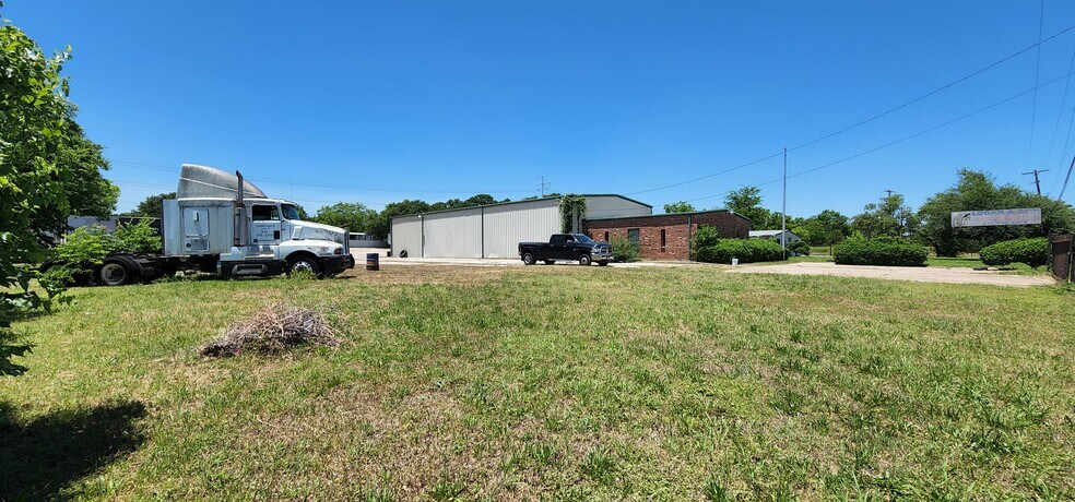 More Photos Of 7305 Julius Schepps Fwy, Dallas Warehouse For Sale
