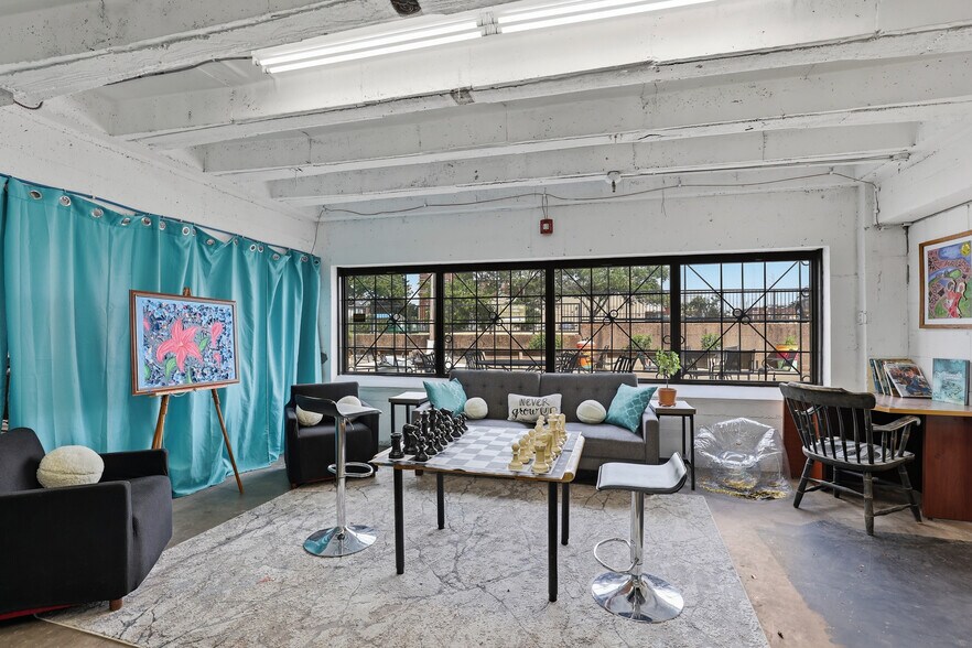 More Photos Of 5951 Delmar Blvd, Saint Louis Freestanding For Sale