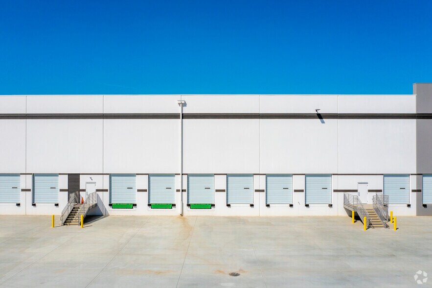 More Photos Of 8115 W Riggin Rd, Visalia Warehouse For Lease