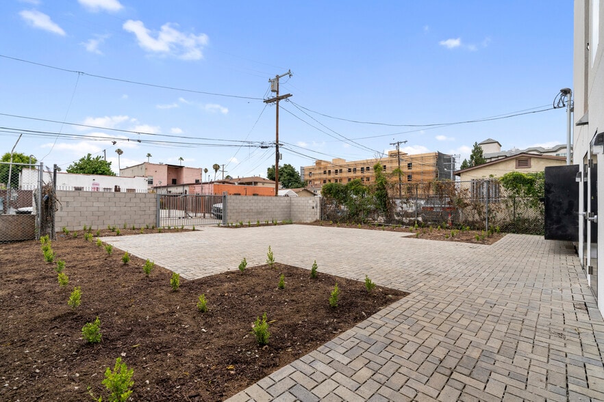 More Photos Of 833 W 84th St, Los Angeles Apartments For Sale