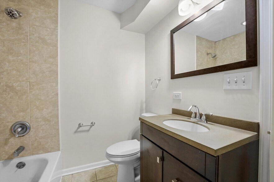 More Photos Of 1911 W Chicago Ave, Chicago Storefront Retail Office For Sale