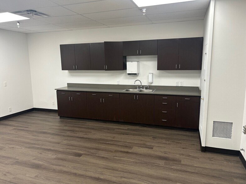 More Photos Of 14271-14277 Welch Rd, Farmers Branch Warehouse For Lease