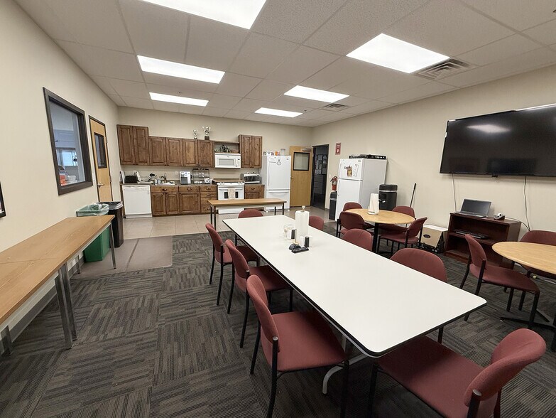 More Photos Of 567-599 W 66th St, Loveland Light Distribution For Lease