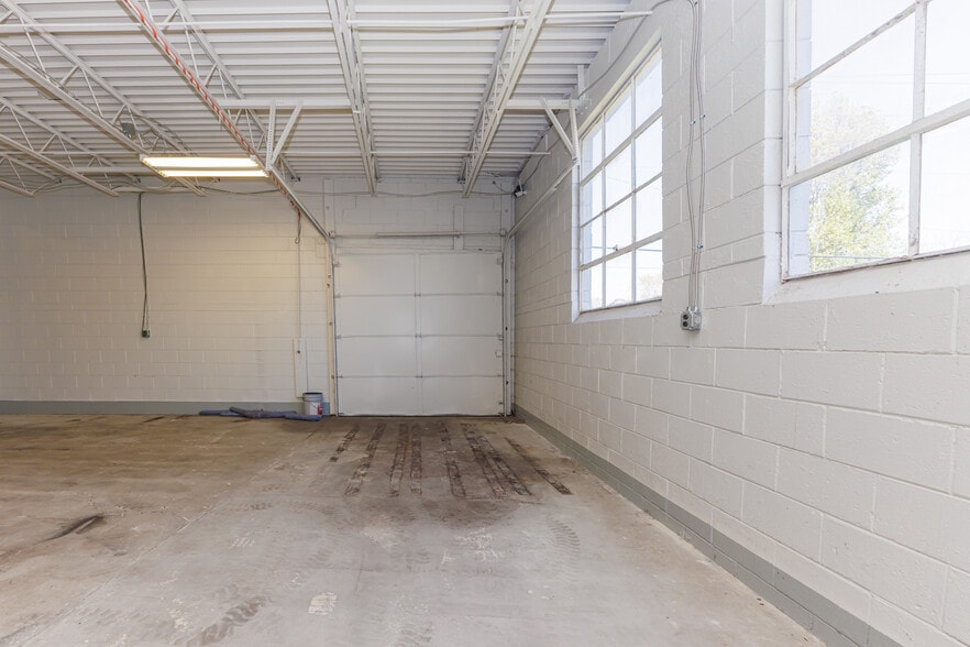 More Photos Of 5513 N Oxford St, Indianapolis Showroom For Lease