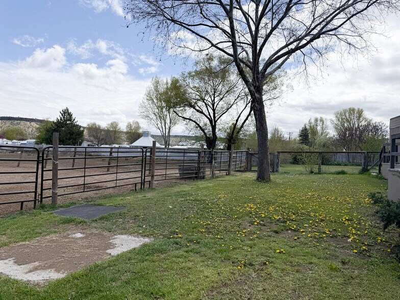 More Photos Of 972 S Main St, Prineville Flex For Sale