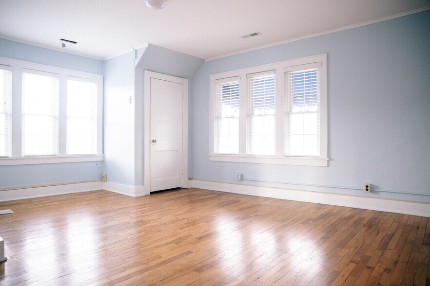 More Photos Of 355 N College Ave, Fayetteville Office For Sale