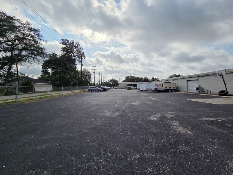 More Photos Of 2727 N St Marys St, San Antonio Service For Sale
