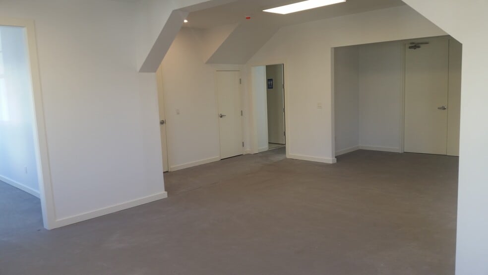 More Photos Of 16 Division St W, Greenwich Loft Creative Space For Lease