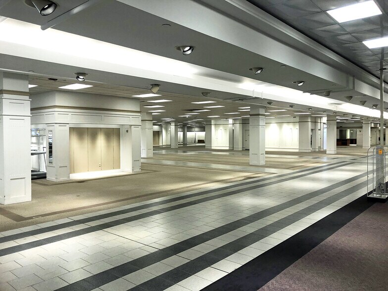 More Photos Of 706 Kirkwood Mall, Bismarck General Retail For Lease