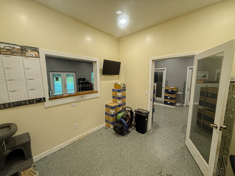 More Photos Of 5050 US-79, Paris Warehouse For Sale