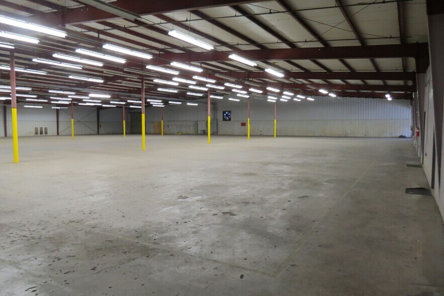 More Photos Of 2575 Front St, Cottondale Industrial For Sale