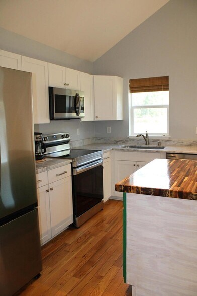 More Photos Of 306 N Live Oak Dr, Moncks Corner Flex For Sale