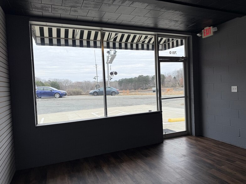 More Photos Of 7010 Doral Dr, Tobaccoville General Retail For Sale
