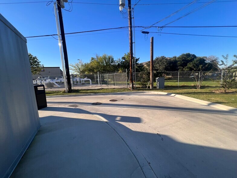 More Photos Of 2609 E 29th St, Bryan Freestanding For Sale