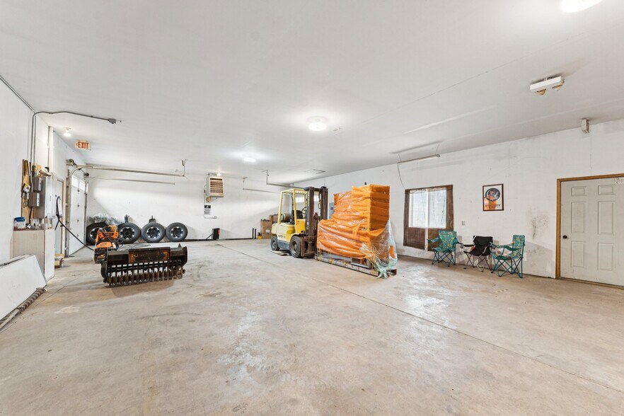 More Photos Of 630 W Elkhorn St, Arlington Freestanding For Sale