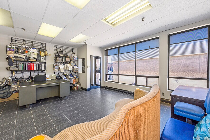 More Photos Of 7171 Torbram Rd, Mississauga Showroom For Sale