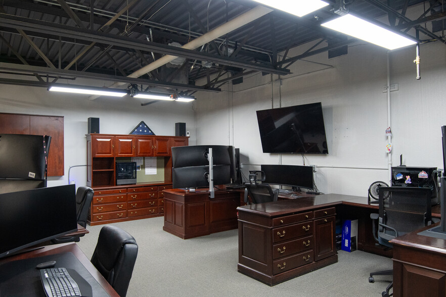 More Photos Of 4605 Quebec St, Denver Light Distribution For Sale