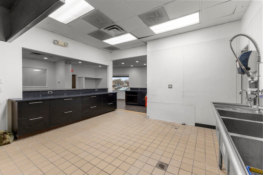 More Photos Of 2919 First St, Wyandotte General Retail For Lease