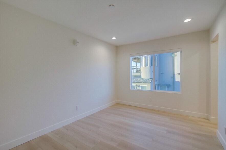 More Photos Of 3449 Ocean Front Walk, San Diego Apartments For Sale