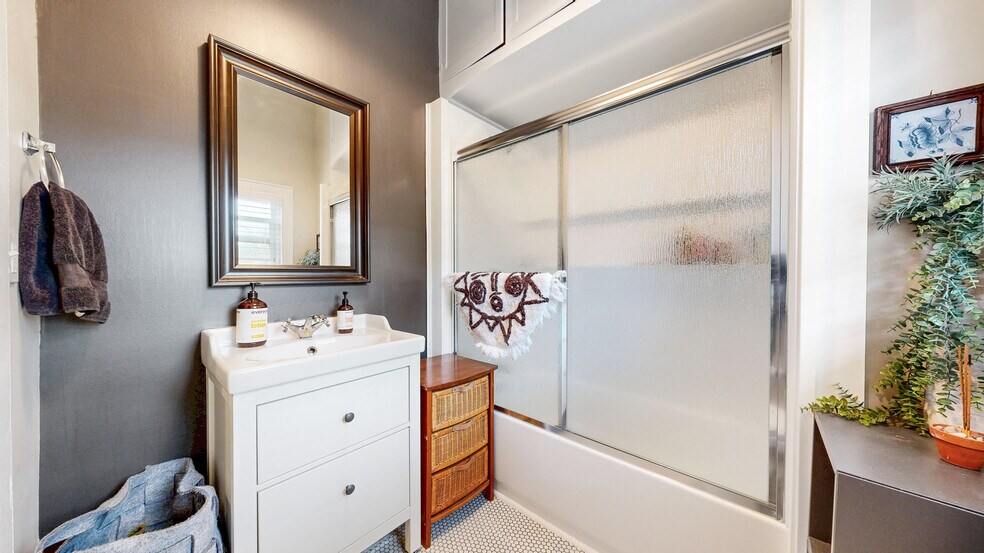 More Photos Of 100 W Cleveland St, Lafayette Office Residential For Sale