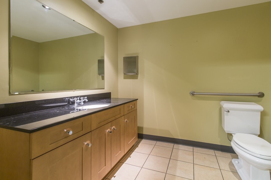 More Photos Of 3-7 N Christopher Columbus Blvd, Philadelphia Loft Creative Space For Lease