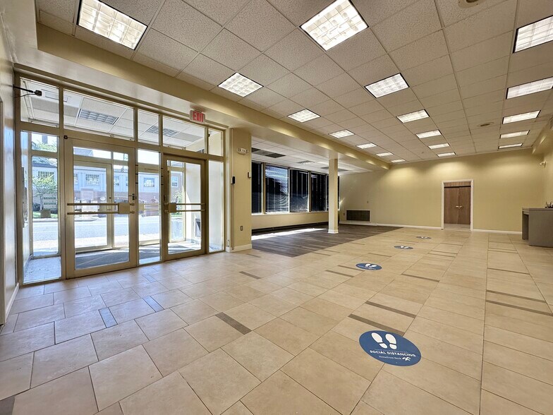 More Photos Of 8 Lester St, Martinsville General Retail For Sale