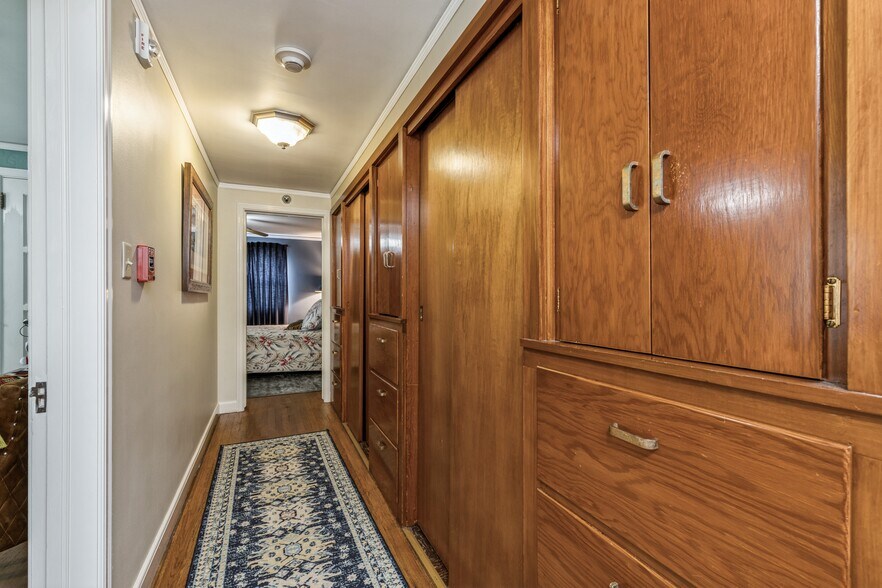 More Photos Of 324 1st St, Des Moines General Retail For Sale